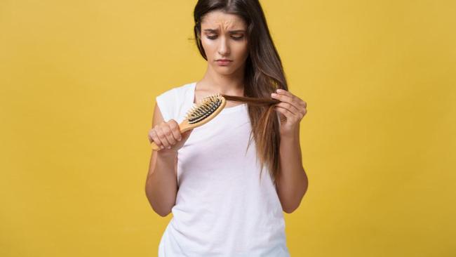 Rambut Sering Rontok? Cek Deretan Penyebabnya Berikut Ini