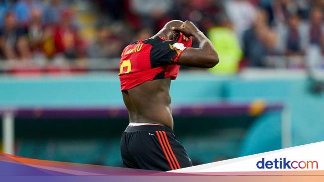 Disappointed by Belgium’s elimination, Lukaku punches the glass on the bench until it breaks