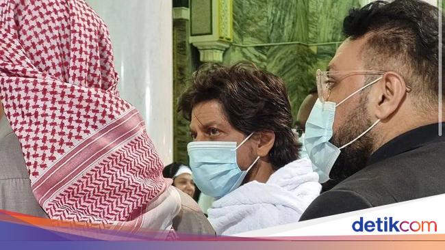 Momen Shah Rukh Khan Umrah dan Jadi Sorotan di Masjidil Haram