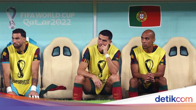 Cristiano Ronaldo duduk di bangku cadangan sambil melihat pertandingan sepak bola