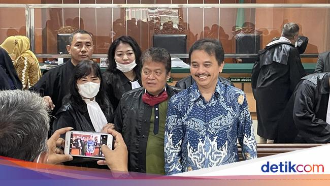 Roy Suryo Bakal Bela Diri Sendiri Buntut Dituntut 1,5 Tahun Bui