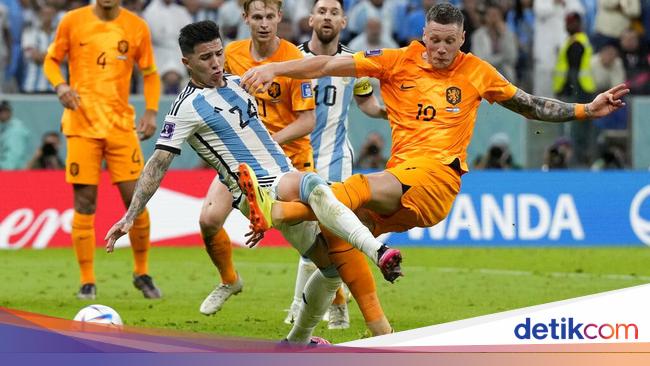 Holland-Argentina Heat at Stadium Aisle, Aguero intervenes