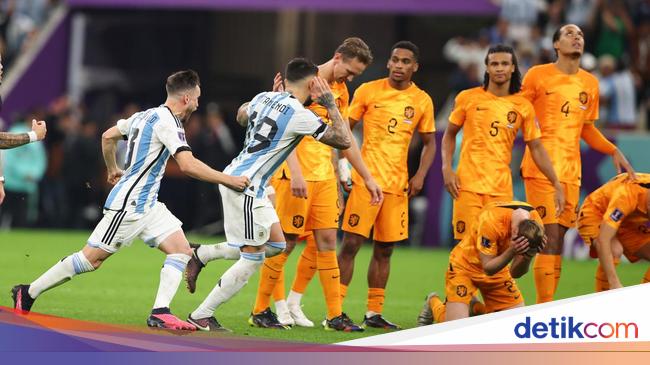 Otamendi explains the photographs of the Dutch players