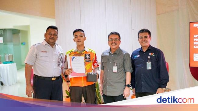 Petugas KRL Bantu Penumpang Sakit Diangkat Jadi Pegawai Tetap