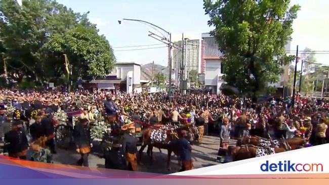 Penampakan Masyarakat Tumpah Ruah di Jalanan saat Kirab Kaesang-Erina