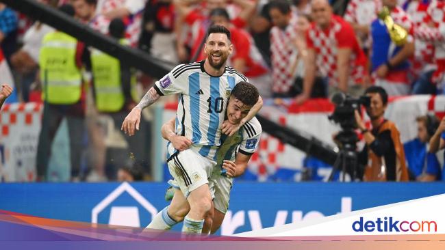 Julian Alvarez asked for a photo with Messi, now in an embrace