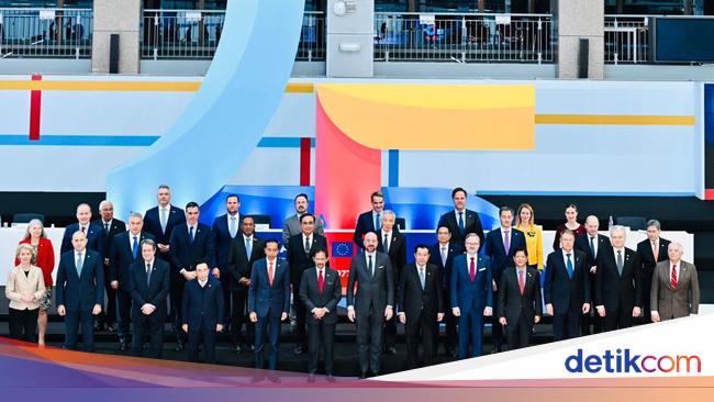 Sesi Family Photo KTT ASEAN-Uni Eropa, Jokowi di Barisan Depan