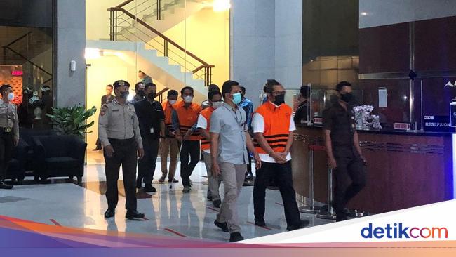 Diborgol dan Berbaju Oranye, Waka DPRD Jatim Sahat Tua Ditahan KPK