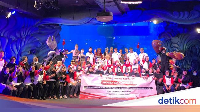 Alumni Akpol 2010 Ajak Puluhan Penghuni Panti Jompo Wisata Jakarta Aquarium