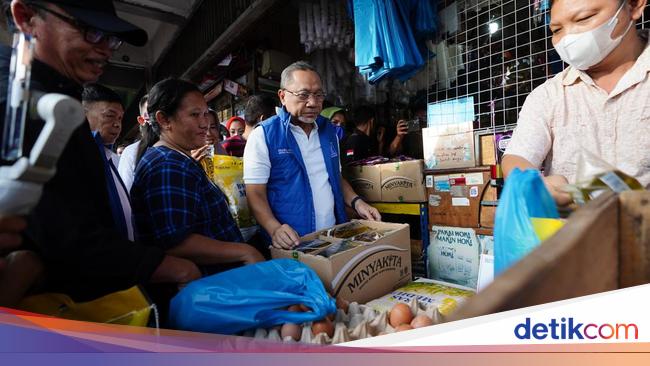 Tinjau Pasar di Batam, Zulhas Pastikan Stok Bapok Jelang Nataru Aman