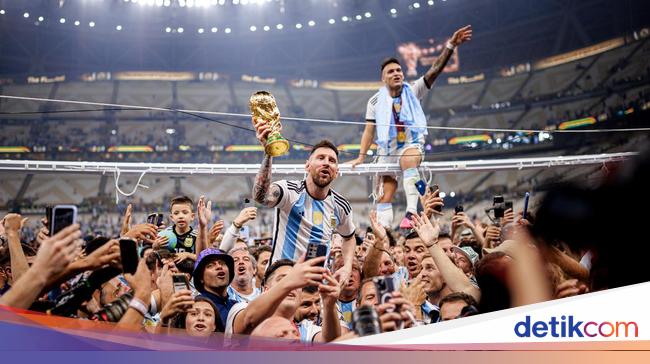 Lionel Messi Angkat Trofi Piala Dunia Bikin Rekor dan Gaduh di Twitter Pada 2022