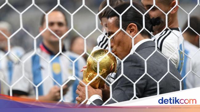 Seberapa Kaya Salt Bae Sampai Bisa Cium Trofi Piala Dunia?