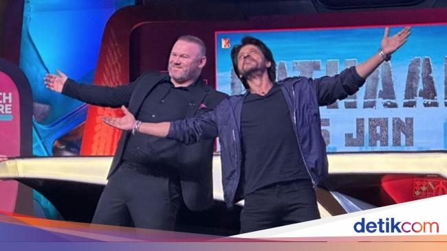 Heboh Shah Rukh Khan Ajak Wayne Rooney Pose Ikonik di Final Piala Dunia 2022