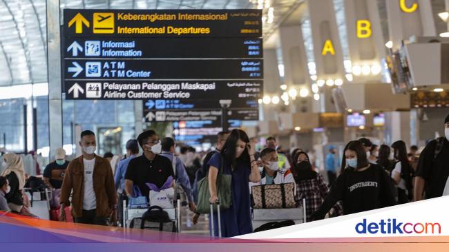 Kebakaran Resto di Terminal 3 Soetta Padam, Petugas Berupaya Hilangkan Asap