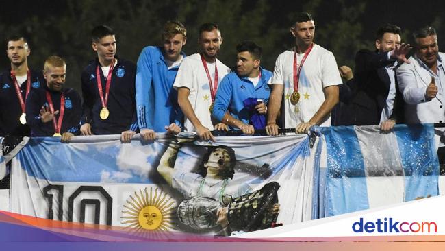 Emi Martinez mocks Mbappe at Argentina champions parade