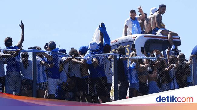 Parade Buenos Aires Menggila, Messi Cs Akhirnya Diangkut Helikopter