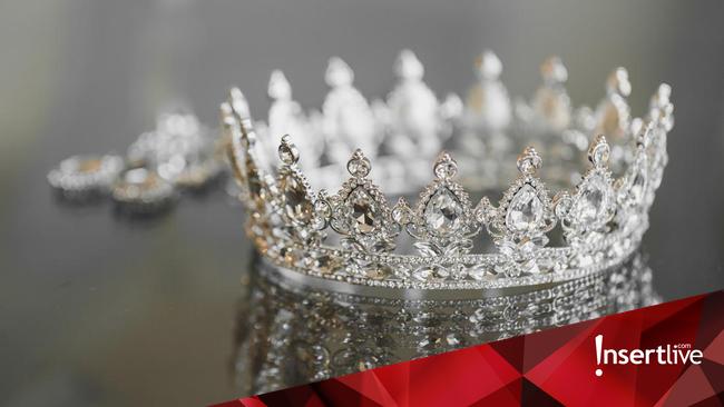 Viral Aksi Miss Grand Thailand Naik Motor Pakai Crown dan Heels