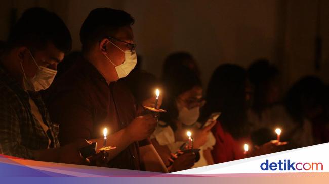 Misa Natal Selesai, Jemaat Tinggalkan Gereja Katedral Jakarta