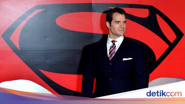 Jawaban Rumor Henry Cavill Tampil Lagi di DC