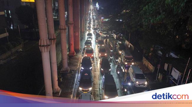 Banjir Surut, Lalin di Cipulir Jaksel Arah Ciledug Macet