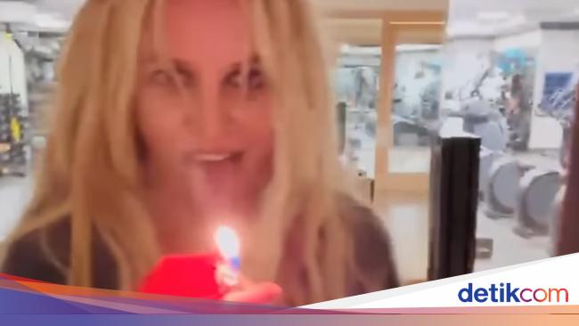 Britney Spears Bikin Heboh Usai Pamer Aksi Bakar Lidah