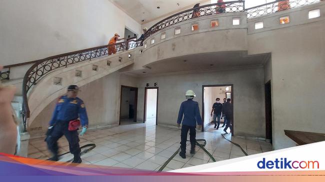 Damkar-PPSU Kembali Bersihkan Rumah Mewah Ibu Eny yang Terbengkalai