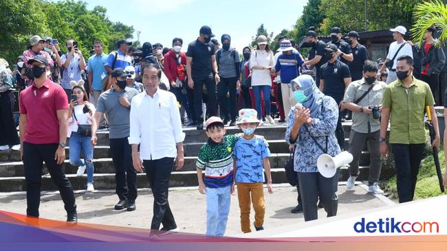 Jokowi Ajak Jan Ethes-Lembah Manah Wisata Edukasi ke Candi Prambanan