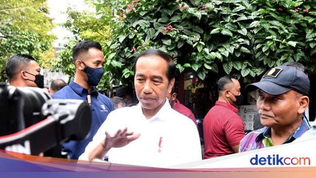 Jokowi Tersenyum Jawab soal Reshuffle Kabinet: Segera