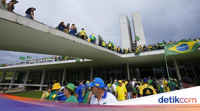 Aksi Barbar Pendukung Bolsonaro Geruduk Istana-Kongres Brasil