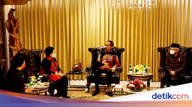 Momen Jokowi Duduk Bareng Megawati hingga Puan Sebelum Pembukaan HUT PDIP