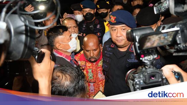 Lukas Enembe Tiba di RSPAD untuk Cek Medis Sebelum Diperiksa KPK