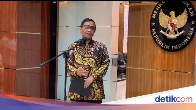 Mahfud Tantang Benny Harman-Arteria Dahlan Hadiri Rapat Rp 349 T di DPR