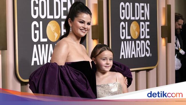 Keep Smile! Selena Gomez Ajak Adik ke Golden Globe 2023