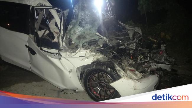 Kecelakaan Maut Mobil Tabrak Pohon di Ngawi, 5 Orang Tewas dan 3 Luka