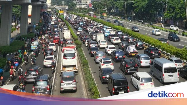 Ada Kecelakaan Truk di Gatsu, Lalin Jakarta Pagi Ini Macet Hingga ke Cawang