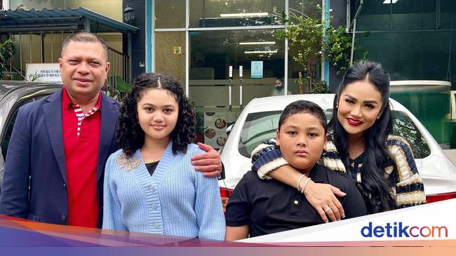 Ameena Ulang Tahun, Amora Kasih Hadiah Nyanyi