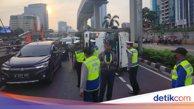 2 Hari Beruntun Truk Terguling Bikin Macet Jalan Gatsu Arah Semanggi