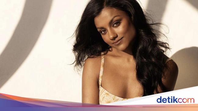 Simone Ashley Alami Kejadian Lucu Saat Beradegan Seks di Bridgerton