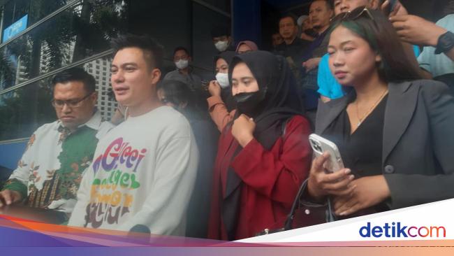 Baim Wong Datangi Polda Metro Jaya Bersama Korban Giveaway Bodong