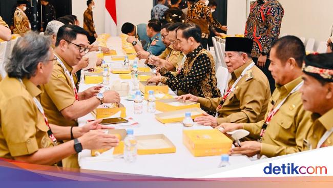 Jokowi Makan Nasi Kotak Bareng Gubernur, Semeja dengan RK hingga Sultan HB X