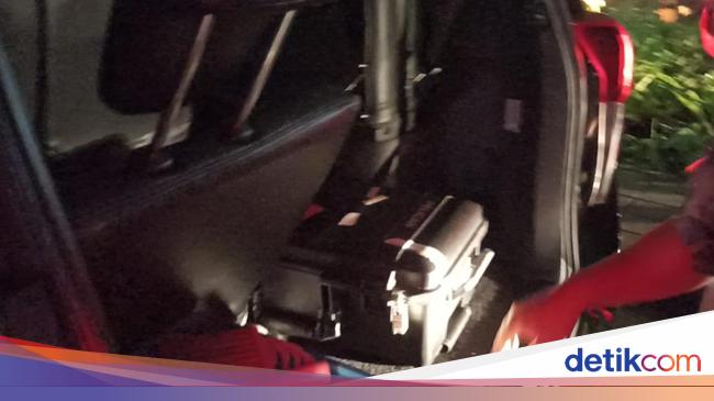 Penyidik KPK Bawa Sejumlah Koper Usai Geledah DPRD DKI Jakarta