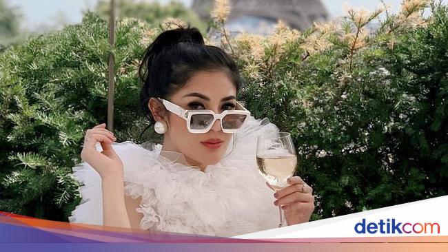 Nindy Ayunda dan Anak Nyaris Setahun Dikawal Pria Tegap Bersenjata