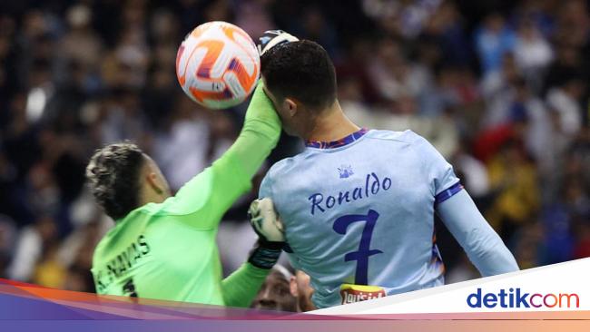 Ouch!  Ronaldo Gets Punched by Keylor Navas