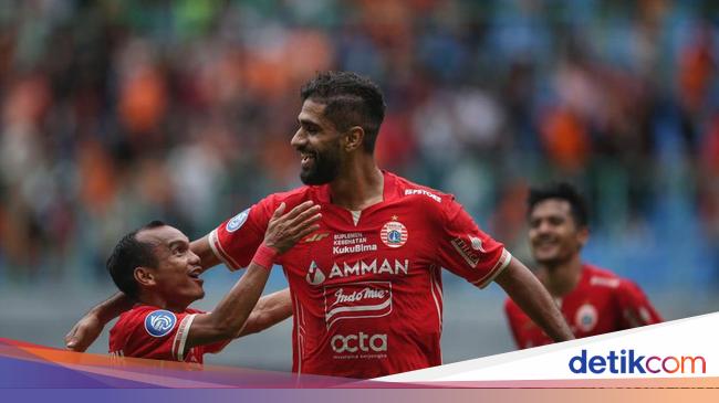 Trapped by PSM 4-2, Persija Tops the Standings