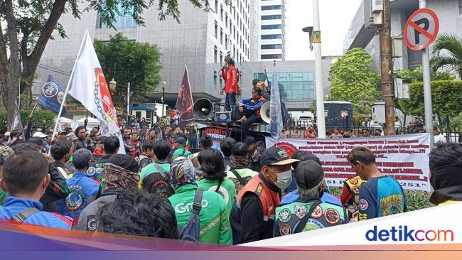 Ratusan Driver Ojol Geruduk DPRD DKI, Minta Jalan Berbayar Dibatalkan