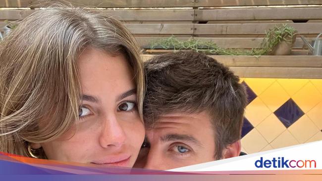 Wow!  Pique shows off his new girlfriend