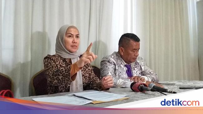 Hotman Paris Duga Permohonan Cerai Ferry Irawan Cuma Akal-akalan