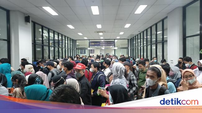 Antrean Penumpang Menumpuk Lagi di Stasiun Manggarai, KCI Beri Penjelasan