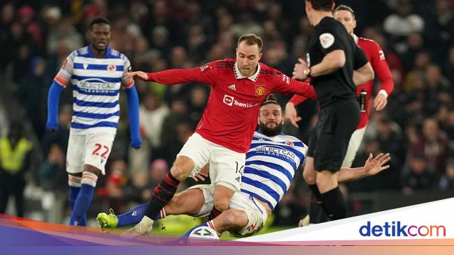 Eriksen Cedera Pergelangan Kaki, Tinggalkan Old Trafford Pakai Kruk