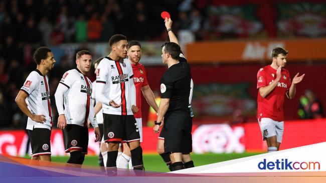 Viral round red card, makes curious fans who see it